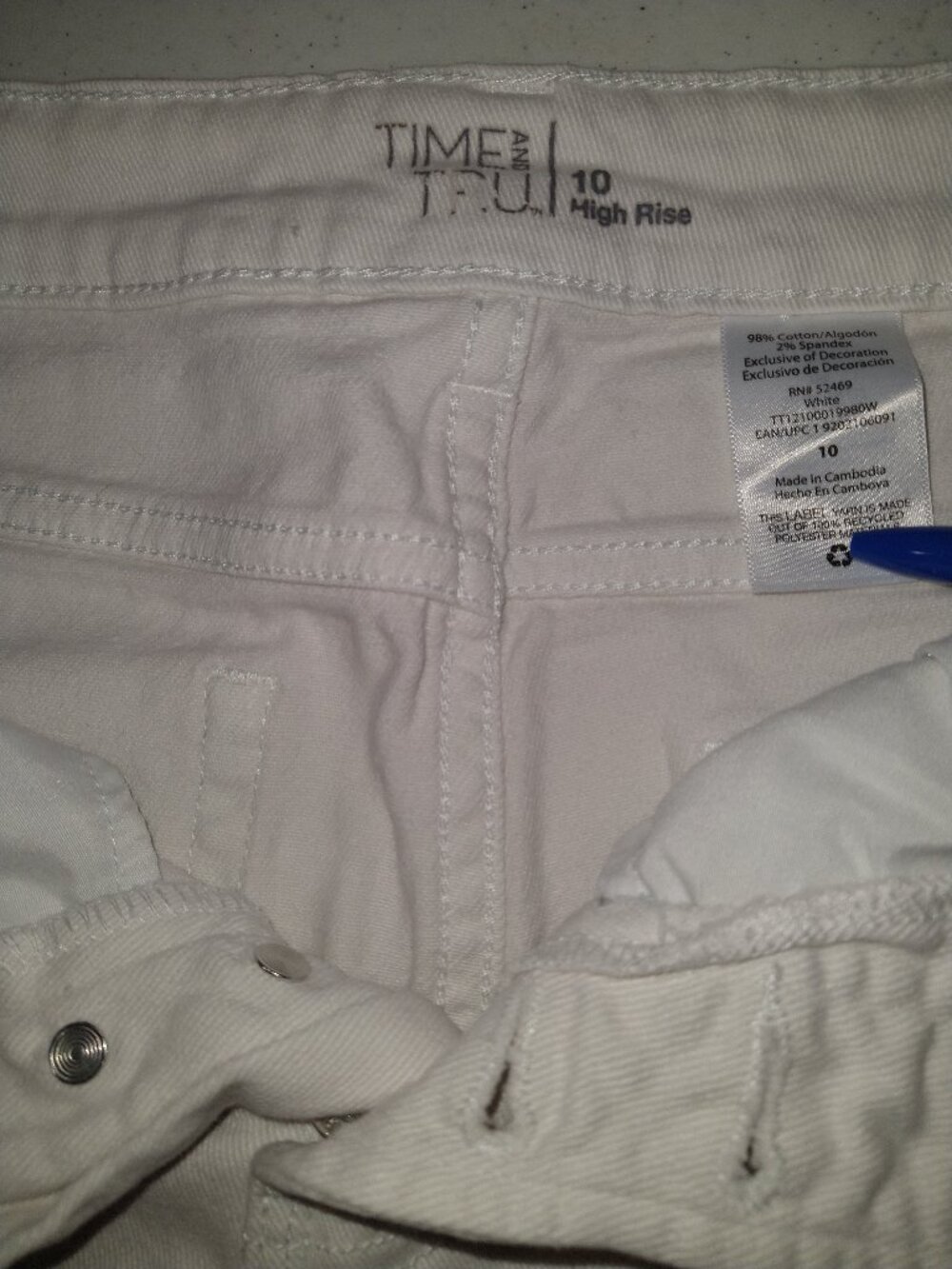 Shorts time and tru white color